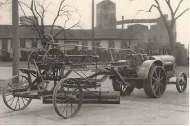 Primera motoniveladora de arrastre