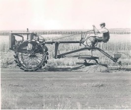 primera niveladora autopropulsada de la historia